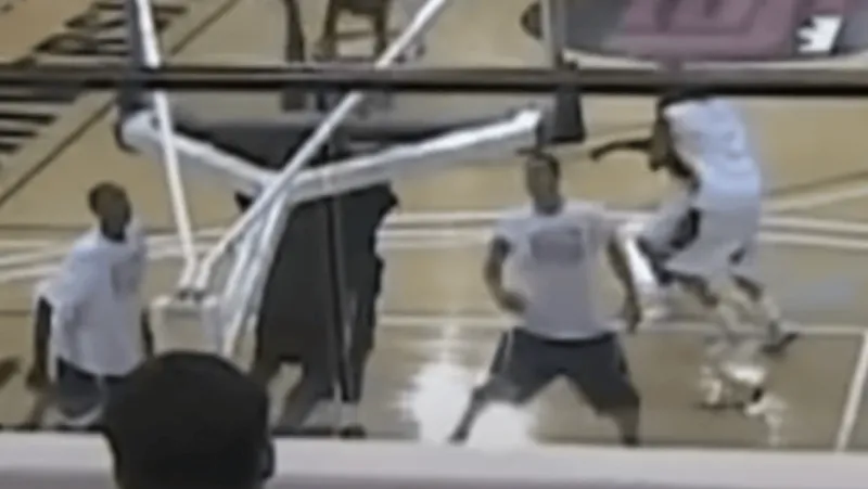 老视频了！美媒发布乔丹克劳福德在训练营期间对詹姆斯扣篮的视频