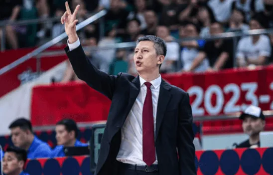 郭士强：选择本场比赛12人名单是根据综合训练和各方面表现