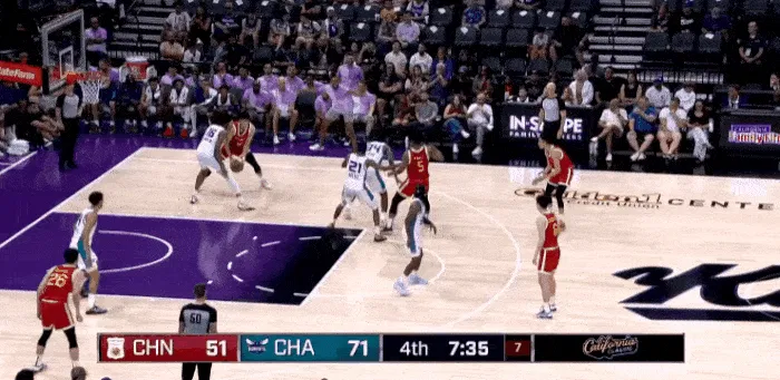 感觉不错！焦博桥中距离急停跳投命中 目前3中2拿下6分