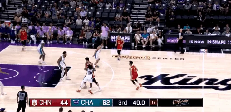 有点尴尬！廖三宁持球连续命中两记三分 却被吹掩护犯规