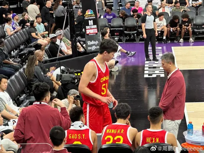 杨汉森六次犯规暂时下场后 郭士强指导并与他讨论挡拆动作细节