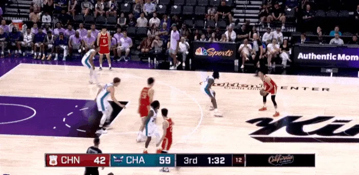 控球犯规！杨汉森掩护时再次被吹犯规 他已经犯规6次 被换下场