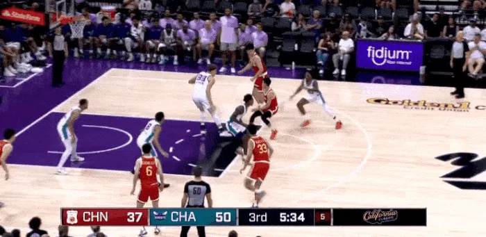 流畅！杨汉森转身假动作骗过防守 然后底线转身轻松上篮