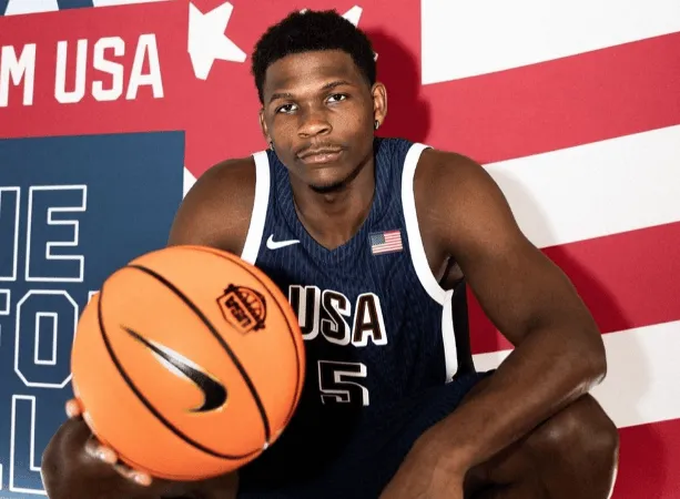 志在夺冠！爱德华兹发布了自己为美国队化妆的照片