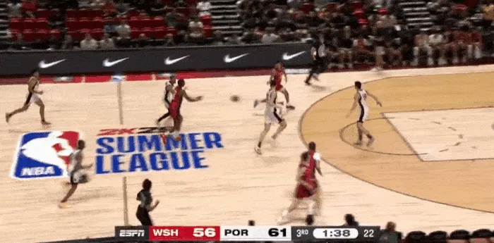 封面和封底！崔永熙后退顶住对手 克林根紧随其后 一记大帽巴掌