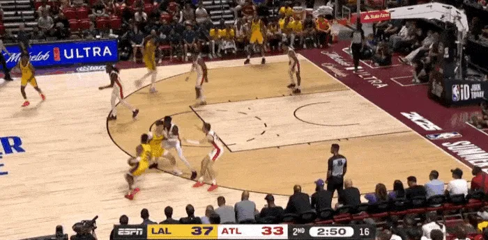 终于等到你了！布朗尼利用掩护命中三分球 夏联三分球17投1中