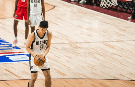 崔永熙：小时候我的梦想是去CBA打球 但是现在我发现我可以做到 所以我就改到了NBA