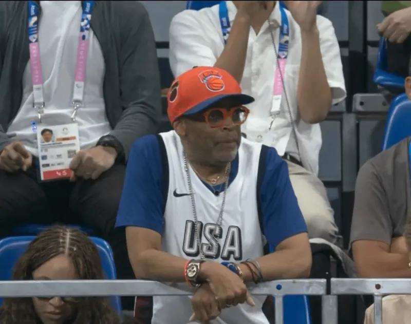 老面孔！尼克斯队著名球迷斯派克·李前来观战