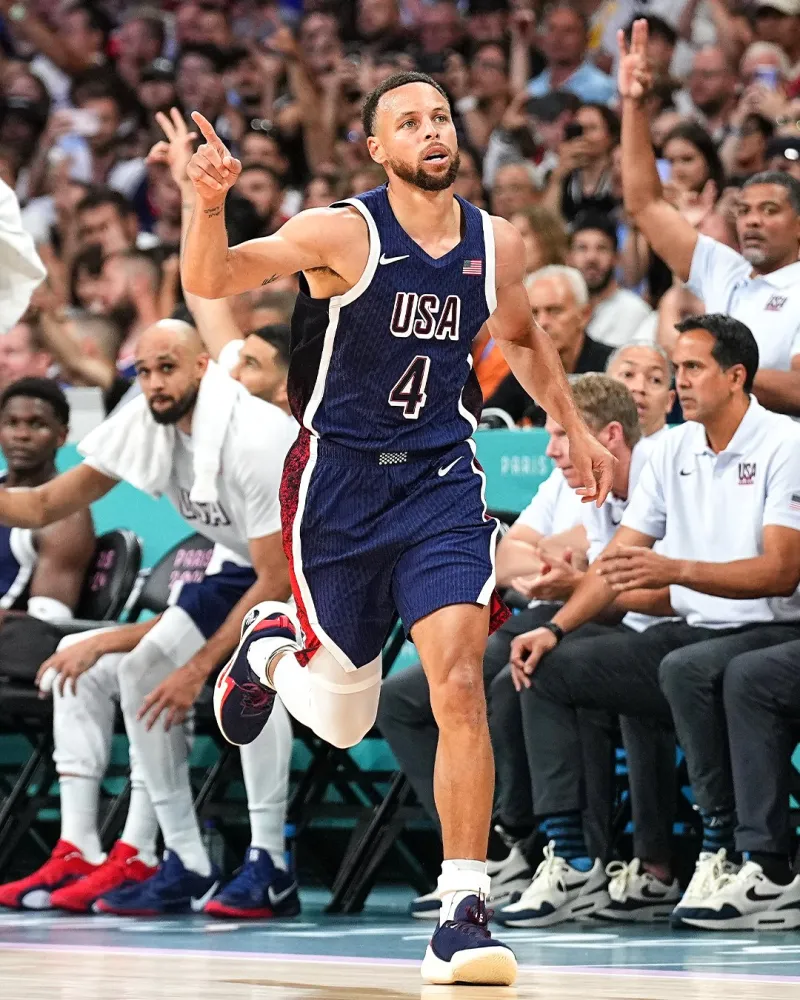 库里谈全新“USA”配色战靴：代表国家出战是一种荣幸和荣幸