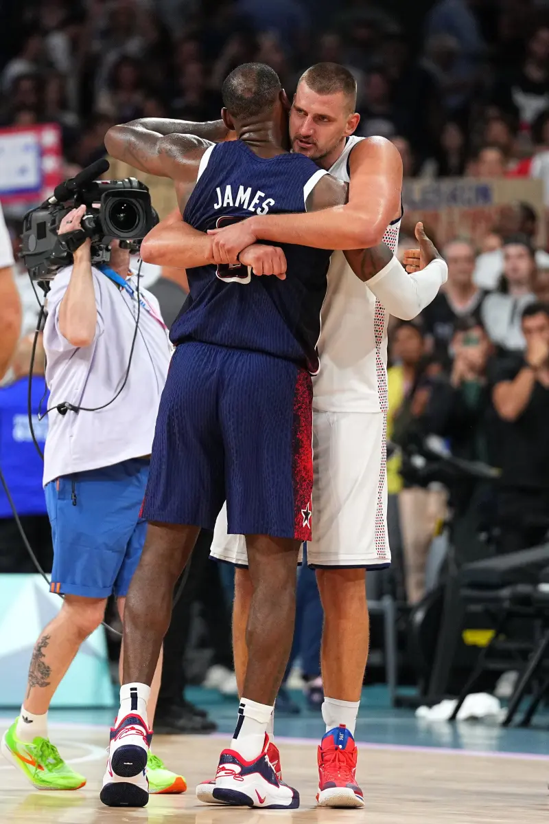 太棒了！美国男篮官方晒勒布朗詹姆斯拥抱照片：英雄珍惜英雄 尊重并钦佩