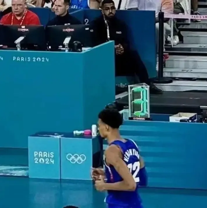 下面还有人！美媒晒出2.24米文学班和1.66米富坚佑树的“照片”