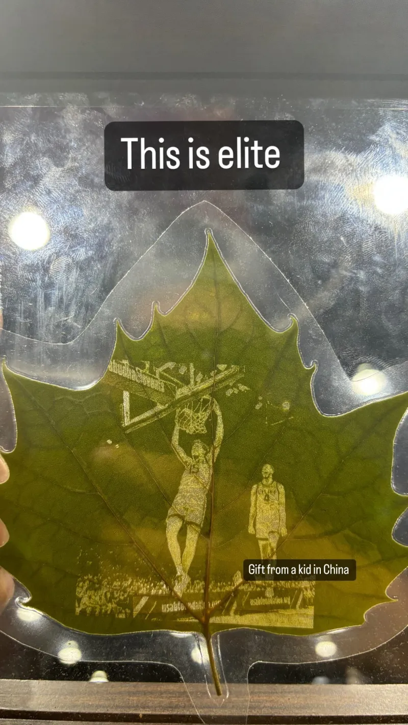 里夫斯贴出了中国粉丝送的礼物 配文：这太高端了