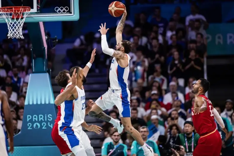 多图直播：今天的比赛 科迪尼尔对小瓦格纳扣篮+对泰斯双手扣篮