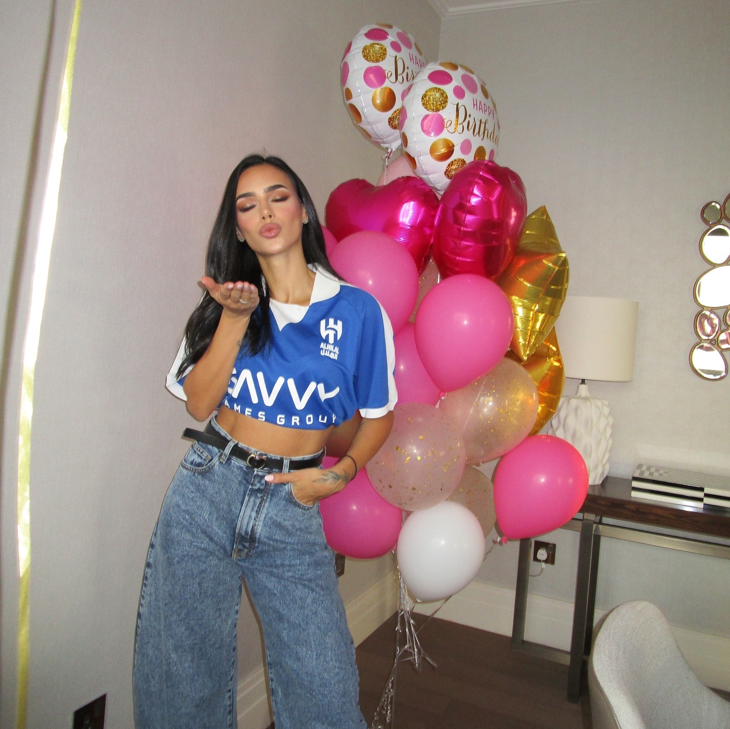 【社交秀】内马尔女友秀性感身材 卡里乌斯妻子晒绝美工作照